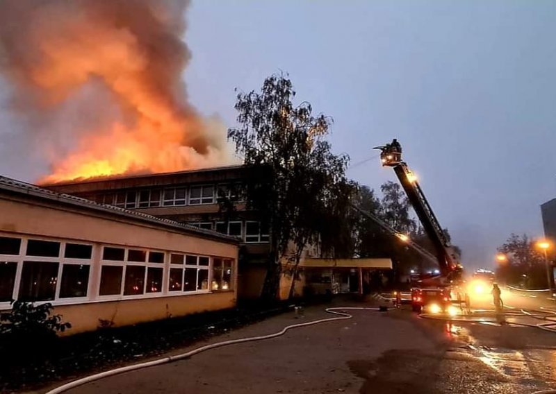 [FOTO/VIDEO] Požar na krovu škole u Zagrebu ugašen, jedan vatrogasac lakše ozlijeđen
