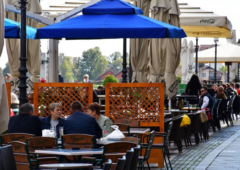 Muškarac u Varaždinu zaražen koronavirusom ulovljen kako pije kavu na terasi kafića; prevezen je u izolaciju, a dobit će i kaznenu prijavu