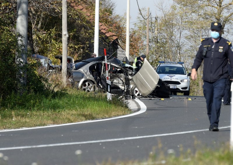 U teškoj prometnoj nesreći kod Udbine poginula dva radnika pilane i 20-godišnji policajac