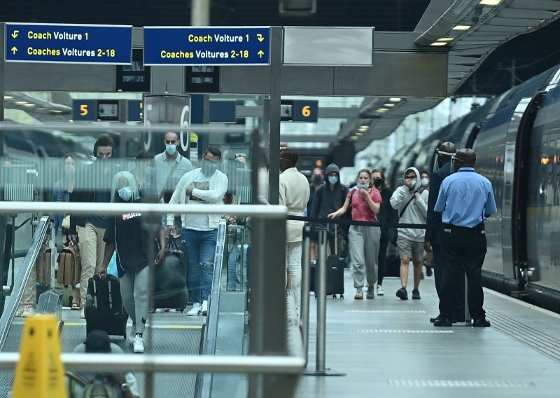 Francuska će početi ublažavati karantenu u tri faze, žele popuštanje pred Božić i Novu godinu