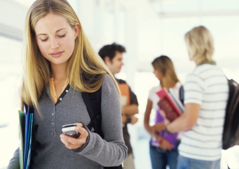 Pravila o slanju SMS poruka kad si u vezi