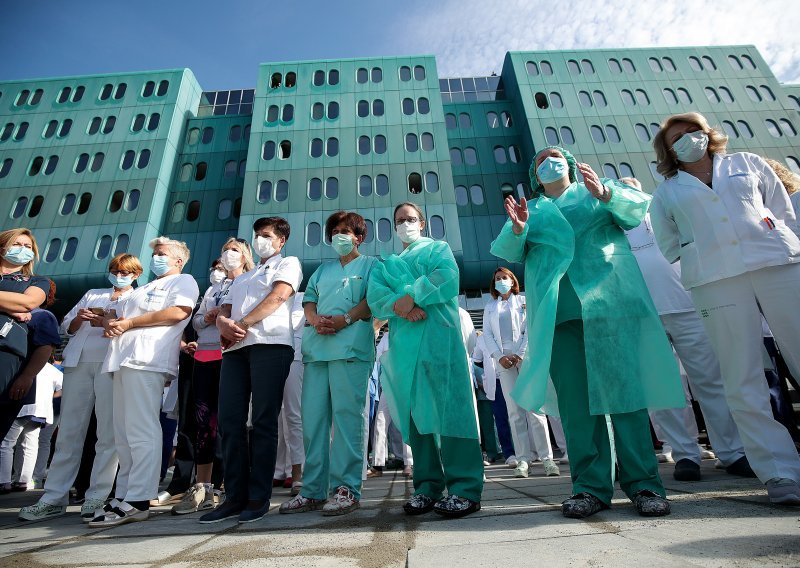 [VIDEO/FOTO] Novi prosvjed ispred KB Dubrava, liječnici i medicinske sestre poručuju: Oboljeli od covida liječe se u neadekvatnim prostorima, u lošim higijenskim uvjetima