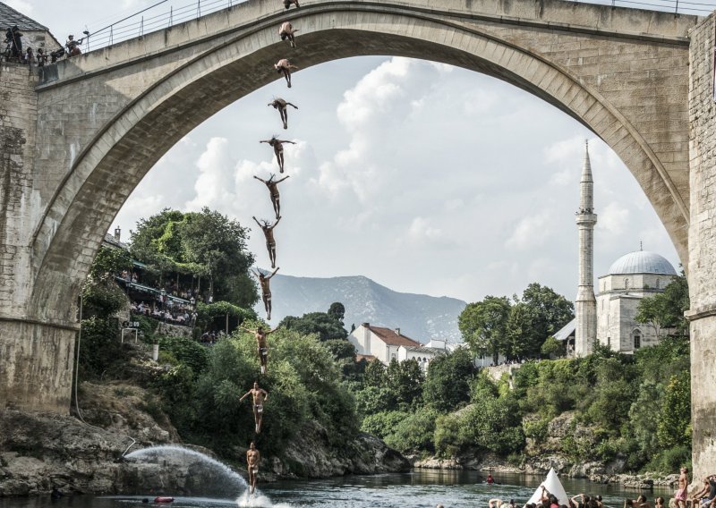 Sjajne fotke sa spektakla u Mostaru; umjetnost sa 28 m visine!