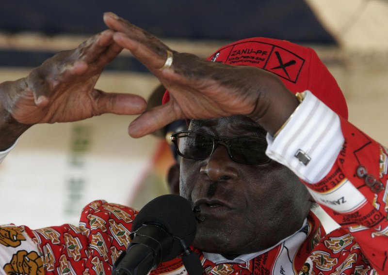 Mugabe se pojavio na dodjeli diploma u Harareu, dobio ovacije i - zadrijemao