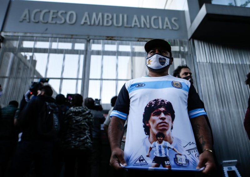 Maradona u teškom stanju stigao u bolnicu; zbog krvarenja u mozgu hitno je operiran, a vojsku navijača u kakvom je uopće stanju izvijestio je poznati neurokirurg
