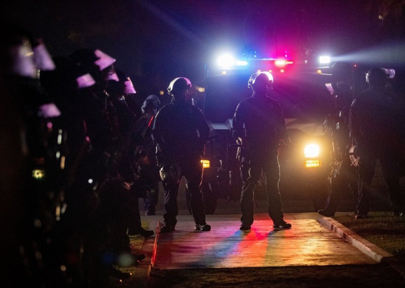 Petero mrtvih u pucnjavi u Sjevernoj Karolini, među njima i policajac: Napadač je tinejdžer