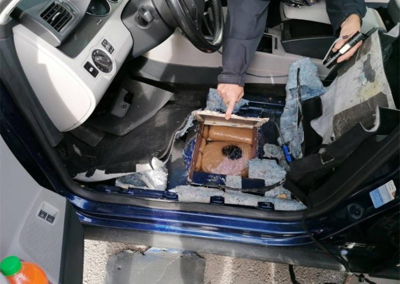 Dvojica Bugara pokušala ući u Hrvatsku s gotovo 42 kilograma marihuane, sakrili su je u 'duplo dno' automobila