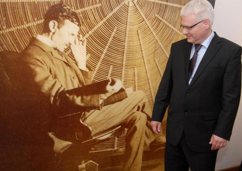 Zašto je Josipović podržao šarlatansku proslavu Teslina rođendana?