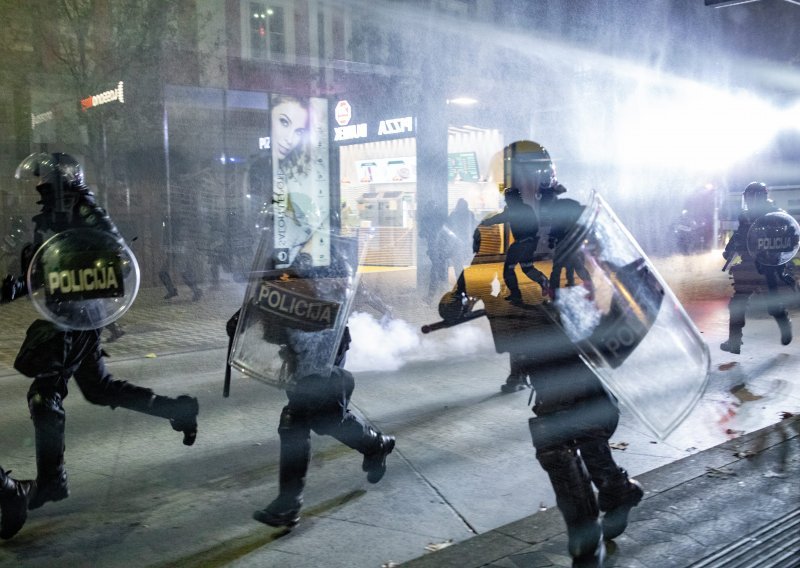 [VIDEO/FOTO] Neredi u Ljubljani: Pogledajte kako je policija vodenim topom otjerala 'ratnike svjetlosti' koji ne vjeruju u postojanje koronavirusa