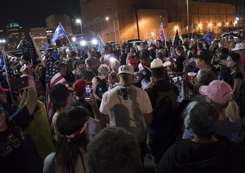 Prosvjedi širom Amerike: U Phoenixu desničarski voditelj Alex Jones nabrijavao Trumpove sljedbenike, napali protuprosvjednike, intervenirala policija
