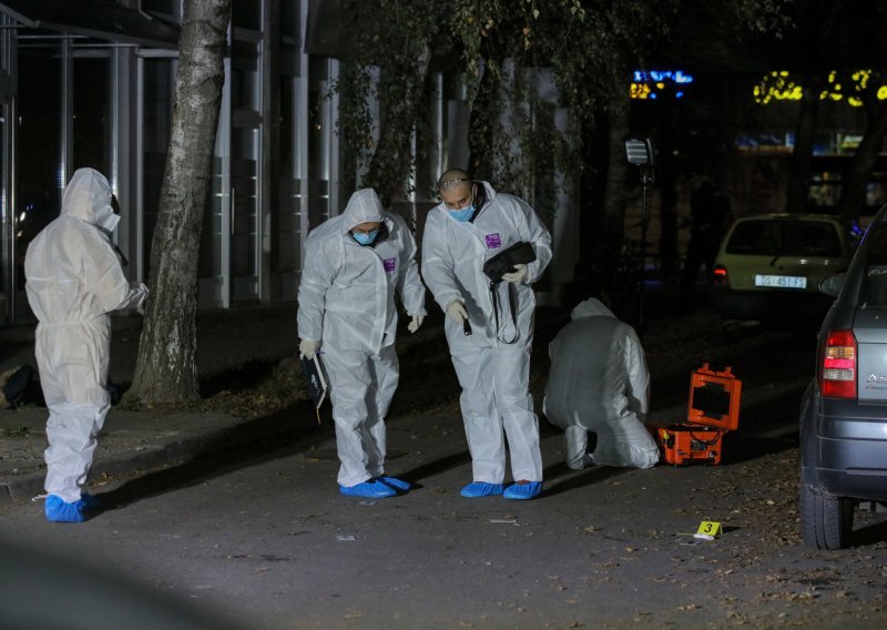 Muškarac nožem nasrnuo na ženu, u pomoć priskočio muškarac; svi troje prevezeni u osječku bolnicu