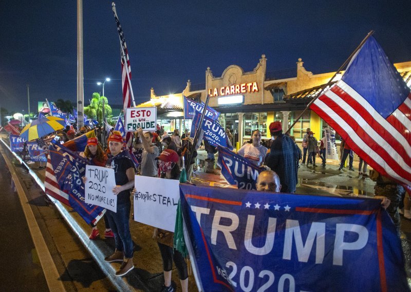 [FOTO/VIDEO] Trumpovi pristaše okupljaju se širom SAD-a: 'Stop krađi glasova!'