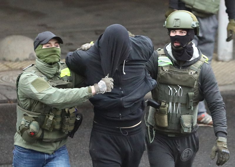 Bjeloruski nedjeljni prosvjed počeo uhićenjima i lovom palicama