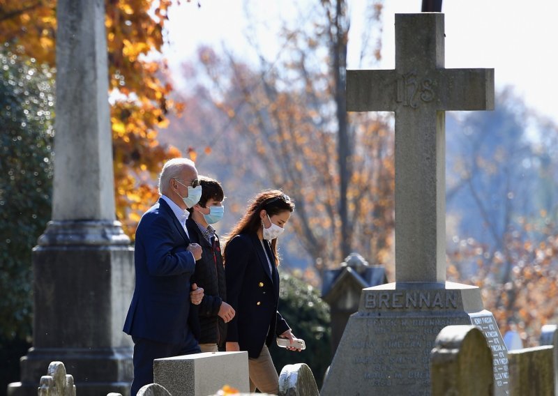 Nedjelja kao i svaka druga: Biden otišao u crkvu i na grob pokojnog sina