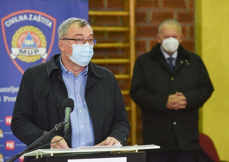 Stožer odbija kritike Đikića, Fižulića i ostalih, tvrde da ne žele raditi paniku. Capak ipak zavapio: Sjever zemlje nam gori!