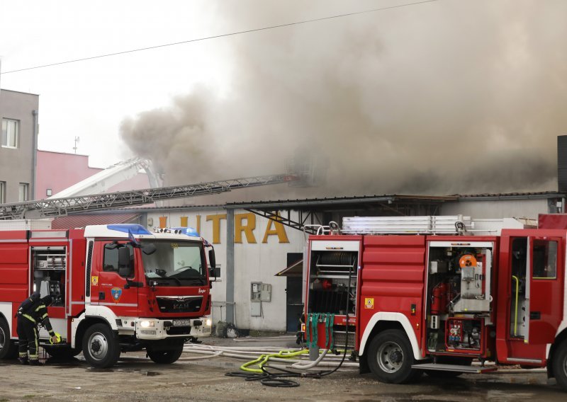 Veliki požar u Sesvetama lokaliziran, jedan vatrogasac ozlijeđen
