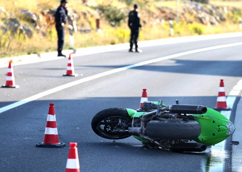 Muškarac kod Ploča drogiran vozio motocikl pa izgubio nadzor i pao; teško je ozlijeđen, a suputnica mu je životno ugrožena