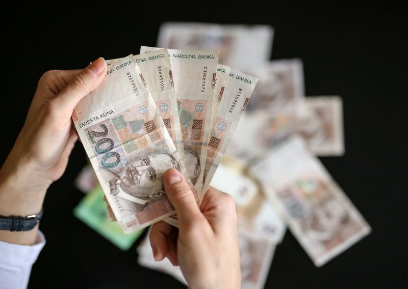 Lažni policajac nagovorio staricu u Varaždinu da podigne sav novac iz banke i preda mu ga na provjeru; ostala je bez 40 tisuća kuna