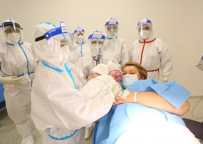 [FOTO/VIDEO] Covid pozitivna trudnica carskim rezom rodila dječaka u karlovačkoj bolnici