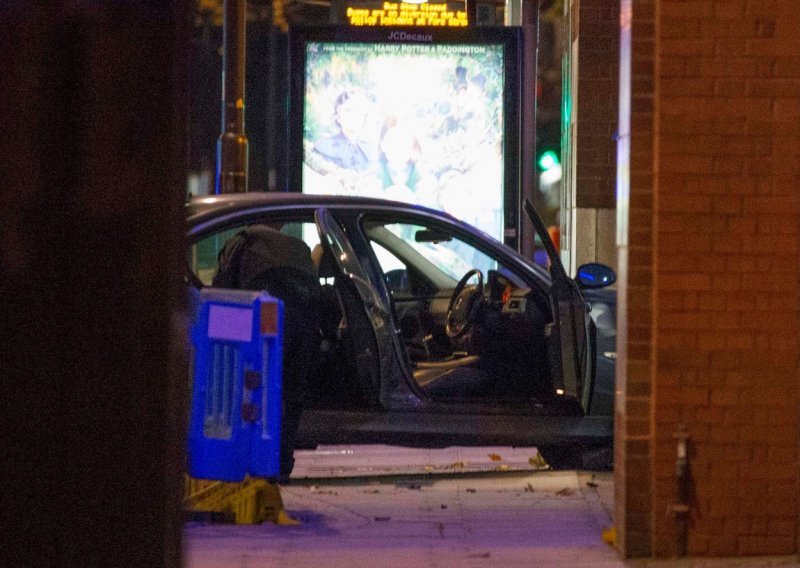 [FOTO] Incident u Londonu: Automobilom se zabio u policijsku stanicu