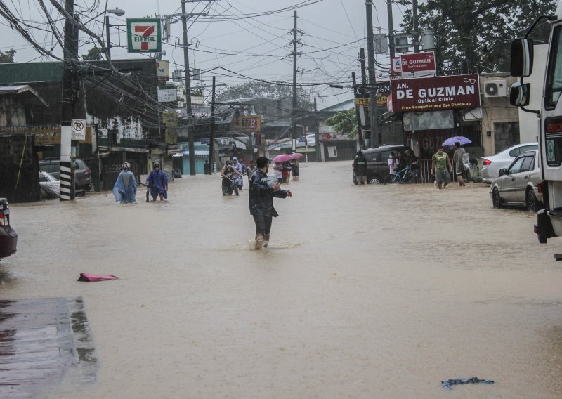 [FOTO] Tajfun Vamco udario Filipine i paralizirao dijelove Manile; 40.000 domova potopljeno