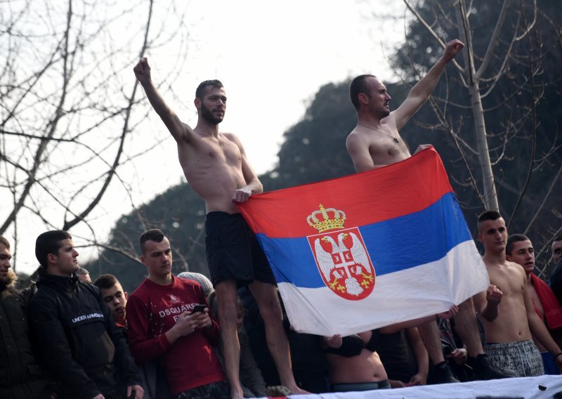 Provokacija u Podgorici - srpska trobojnica na ogradi hrvatskog veleposlanstva