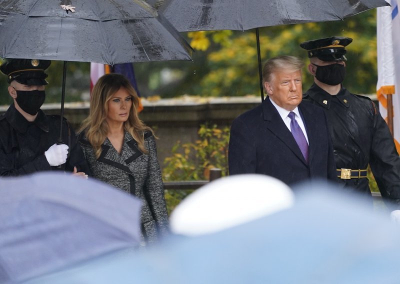 Suzdržani i smrknuti Melania i Donald Trump prvi put u javnosti nakon izbora