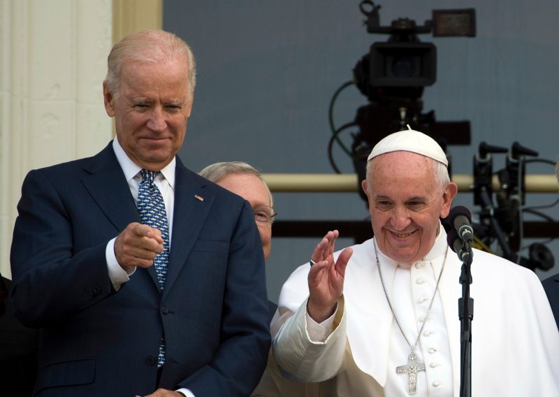 Papa Franjo zvao Joa Bidena čestitao mu i blagoslovio ga