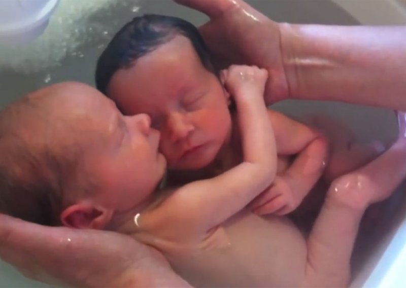 Neodoljivi tek rođeni blizanci grle se u kadi