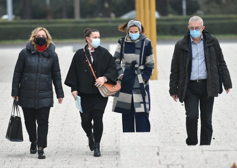 [VIDEO/FOTO] Vlada popustila: Zaposleni u javnom sektoru dobivaju božićnice, a od Nove godine i povišice