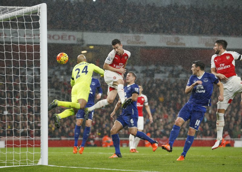 Arsenal na vrhu Premiershipa, Bilić uoči derbija treći!