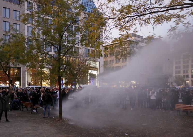 [FOTO] Demonstranti blokirali središte Frankfurta i nasrnuli na policiju; rastjeruju ih s vodenim topovima