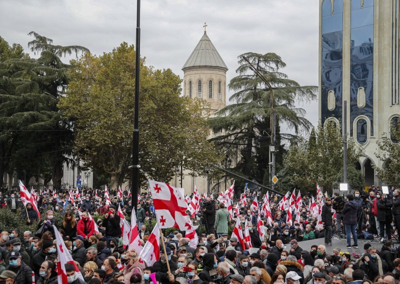 Gruzijci izišli na ulice; parlamentarne izbore smatraju 'namještenim', traže ponavljanje