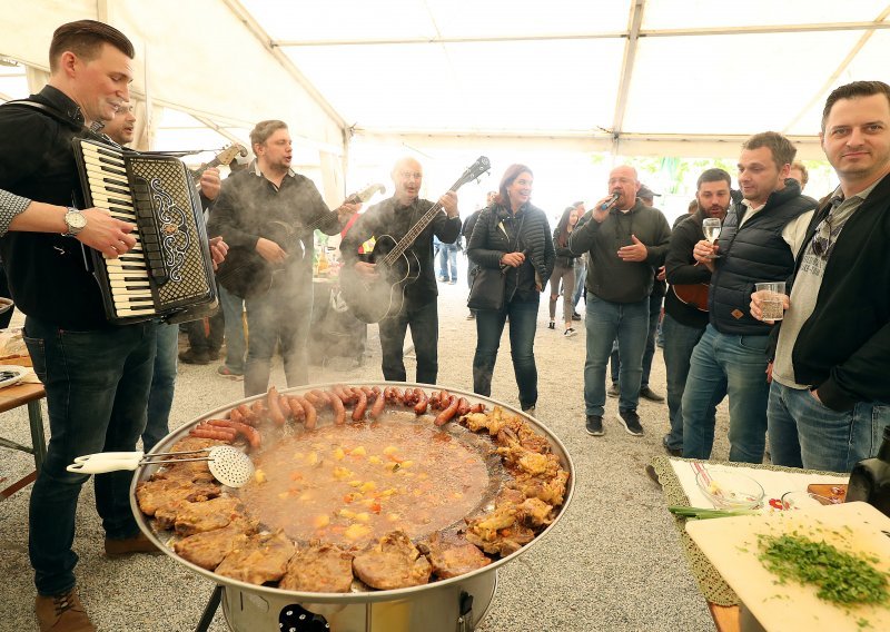 Spremate feštu? Izračunajte koliki je rizik da se vaši gosti zaraze koronavirusom