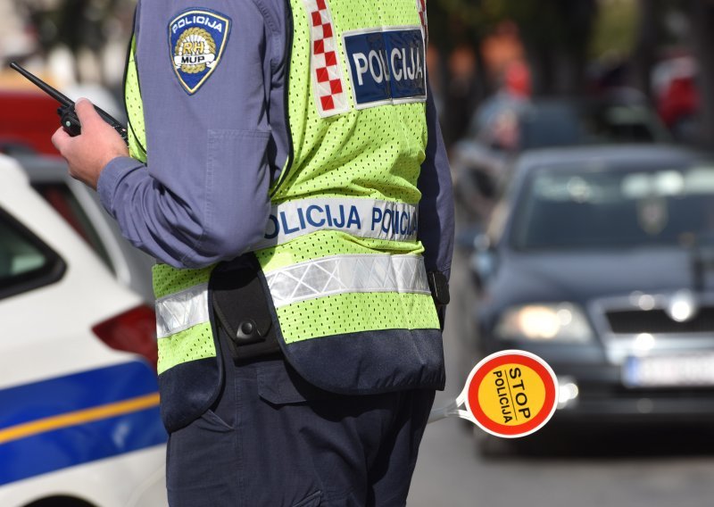 Pijani vozač, bez vozačke, neregistriranim autom bježao policiji