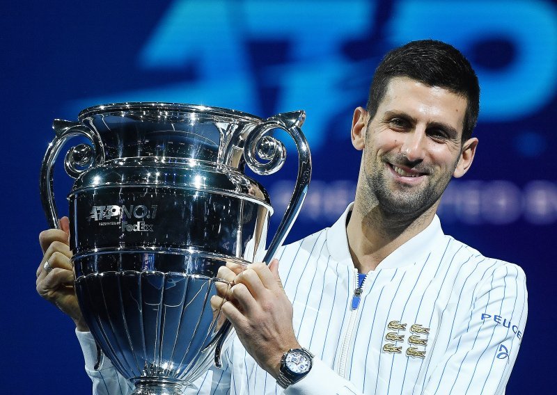 Novak Đoković primio trofej za najboljeg igrača svijeta pa poručio da to ne može ignorirati: Moje misli su uz njih...