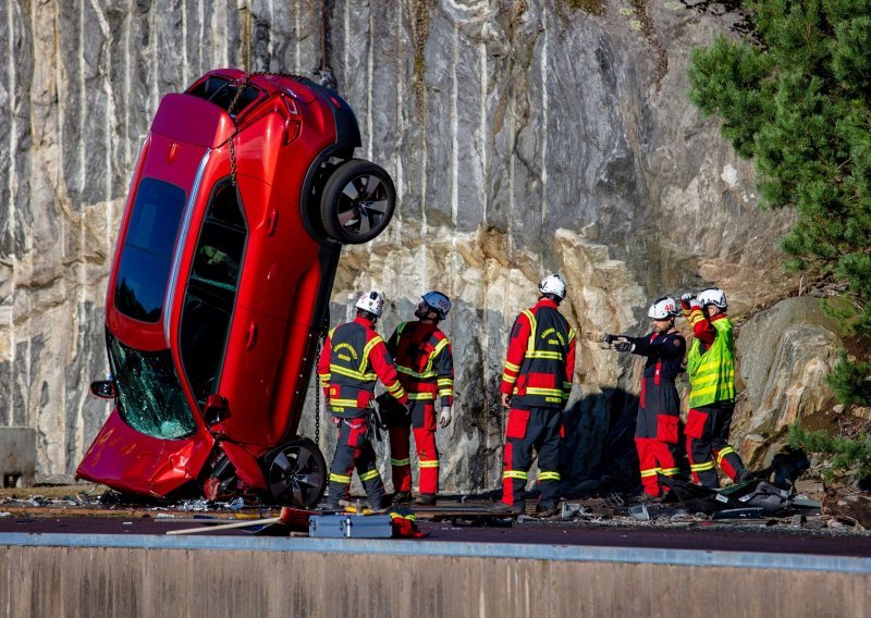[FOTO/VIDEO] Volvo baca nove automobile s 30 metara visine kako bi spasilačkim službama pomogli da spase živote