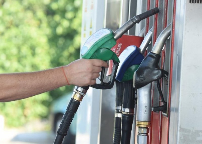 Padaju cijene benzina - veselje građanima, ne i ministru financija