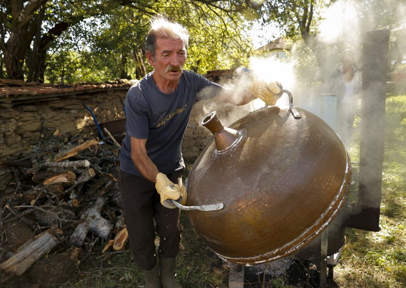 Sezona pečenja rakije, u Albaniji podižu duh u doba pandemije; liječnica upozorava: Rakija ne liječi Covid