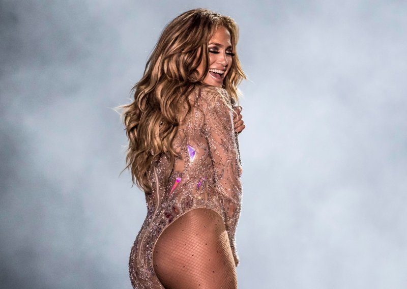Jennifer Lopez objavila novi seksi video ispod tuša pa poručila: 'Ljepota nema rok trajanja'
