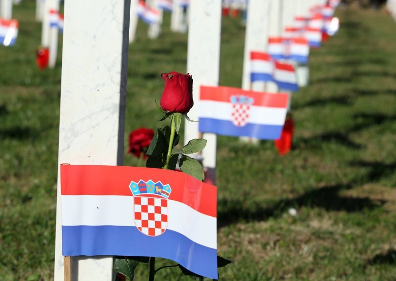 Na grobove branitelja na Memorijalnom groblju položene ruže