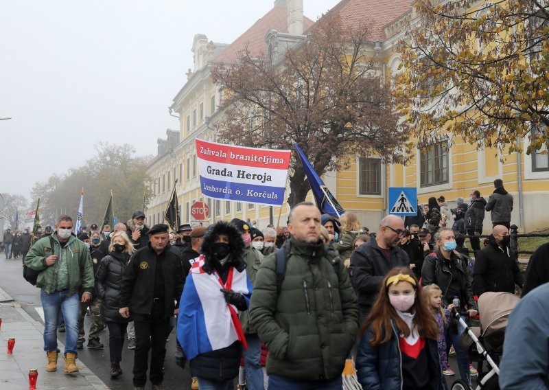 [FOTO] U Koloni sjećanja nekoliko tisuća ljudi, bitno manje nego ranijih godina