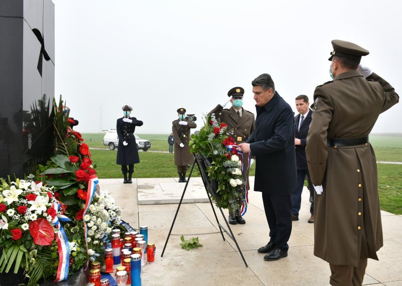 [FOTO/VIDEO] Milanović i Hranj položili vijence na Ovčari