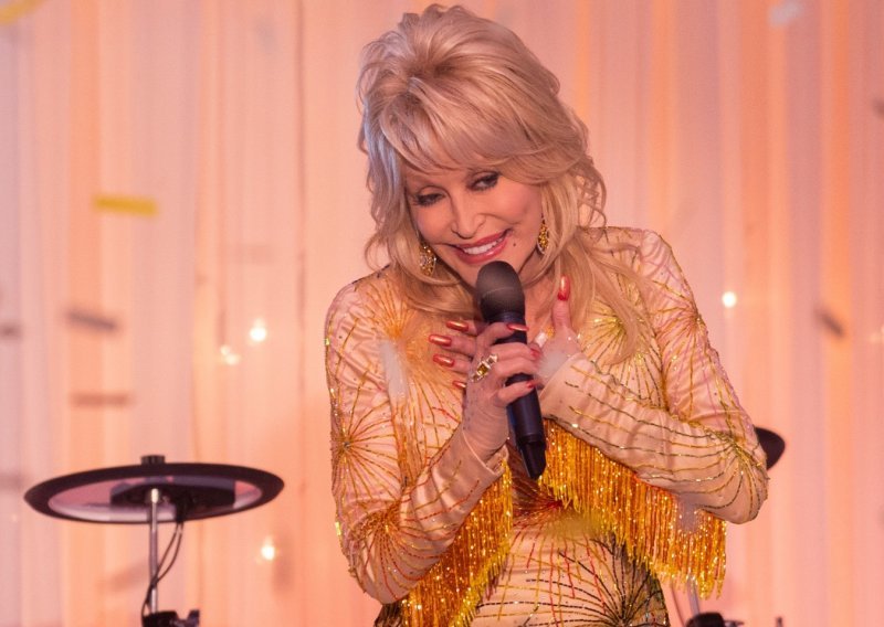 Dolly Parton 'ponosna i počašćena' što je donacijom pomogla u borbi protiv covida
