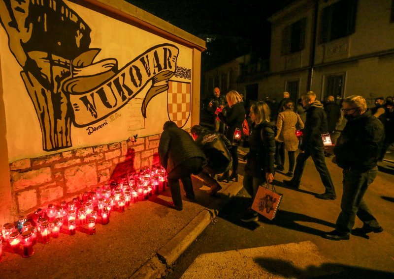 [FOTO] U Puli održali svoju Kolonu sjećanja i zapalili svijeće za Vukovar