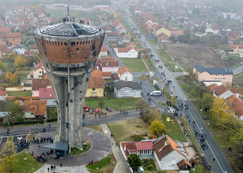 [FOTO] Kolona sjećanja je ove godine brojila nekoliko desetaka tisuća ljudi manje. Pogledajte kako je to izgledalo danas i 2019.