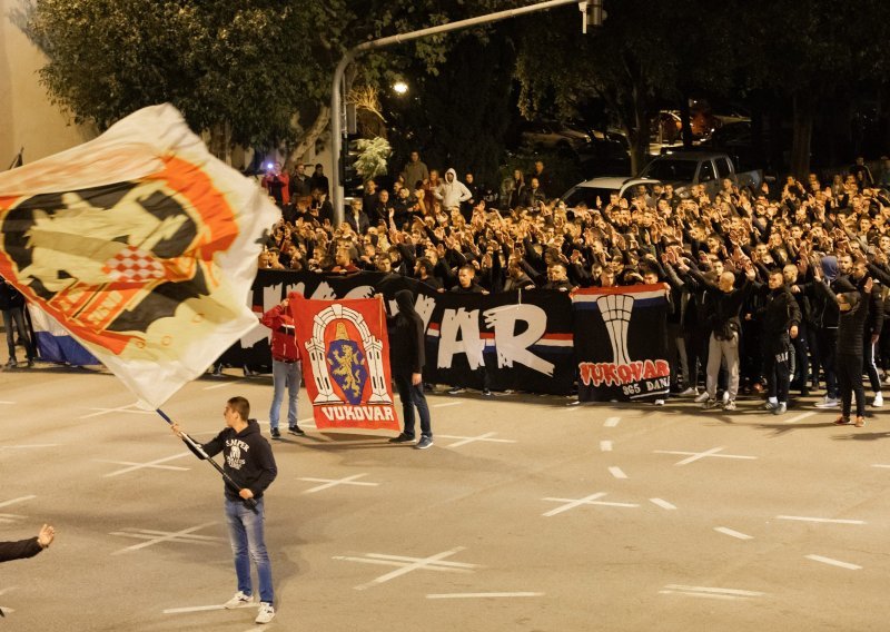 [FOTO/VIDEO] Torcida u Splitu organizirala mimohod za Vukovar i Škabrnju, gotovo nitko nije nosio maske