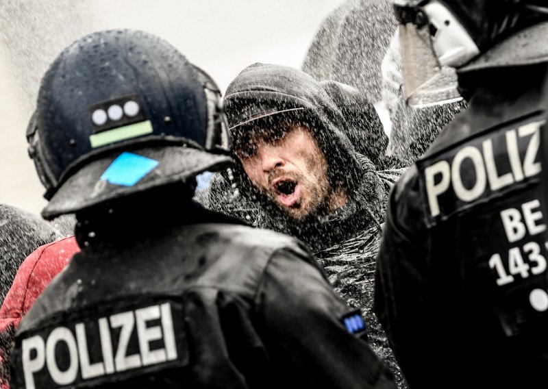 [FOTO] U Berlinu veliki prosvjed protiv mjera: Većina prosvjednika bez maski, policija ih rastjerala vodenim topovima i suzavcem, a privela njih gotovo 400
