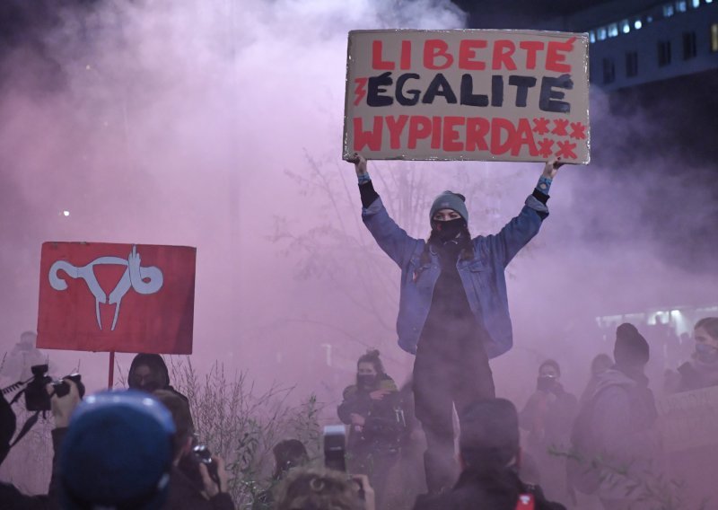 [FOTO] Poljaci opet na ulicama zbog zabrane pobačaja, vladajuća stranka optužila oporbu da je 'okrvavila ruke'