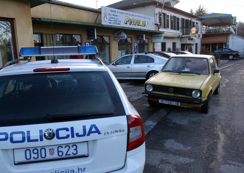 Zaraženi muškarac napustio samoizolaciju pa izudarao susjeda koji ga je na to upozorio; dobio je i kaznenu i prekršajnu prijavu